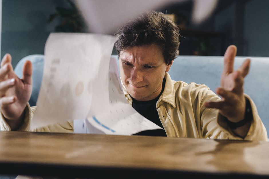 Überforderung Papiere Stress Schreibtisch